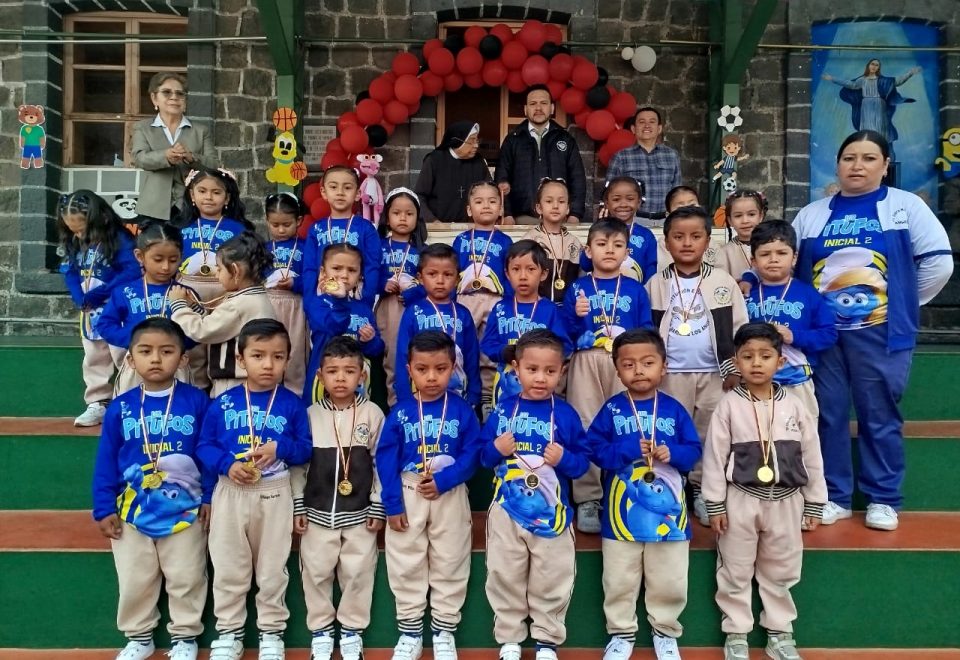 Clausura de Deportes                         Entrega de Medallas a ganadores