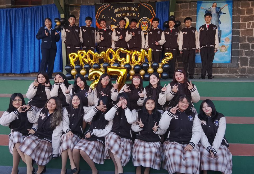 Bendición y entrega de chompas de la segunda promoción de 3.º de Bachillerato.